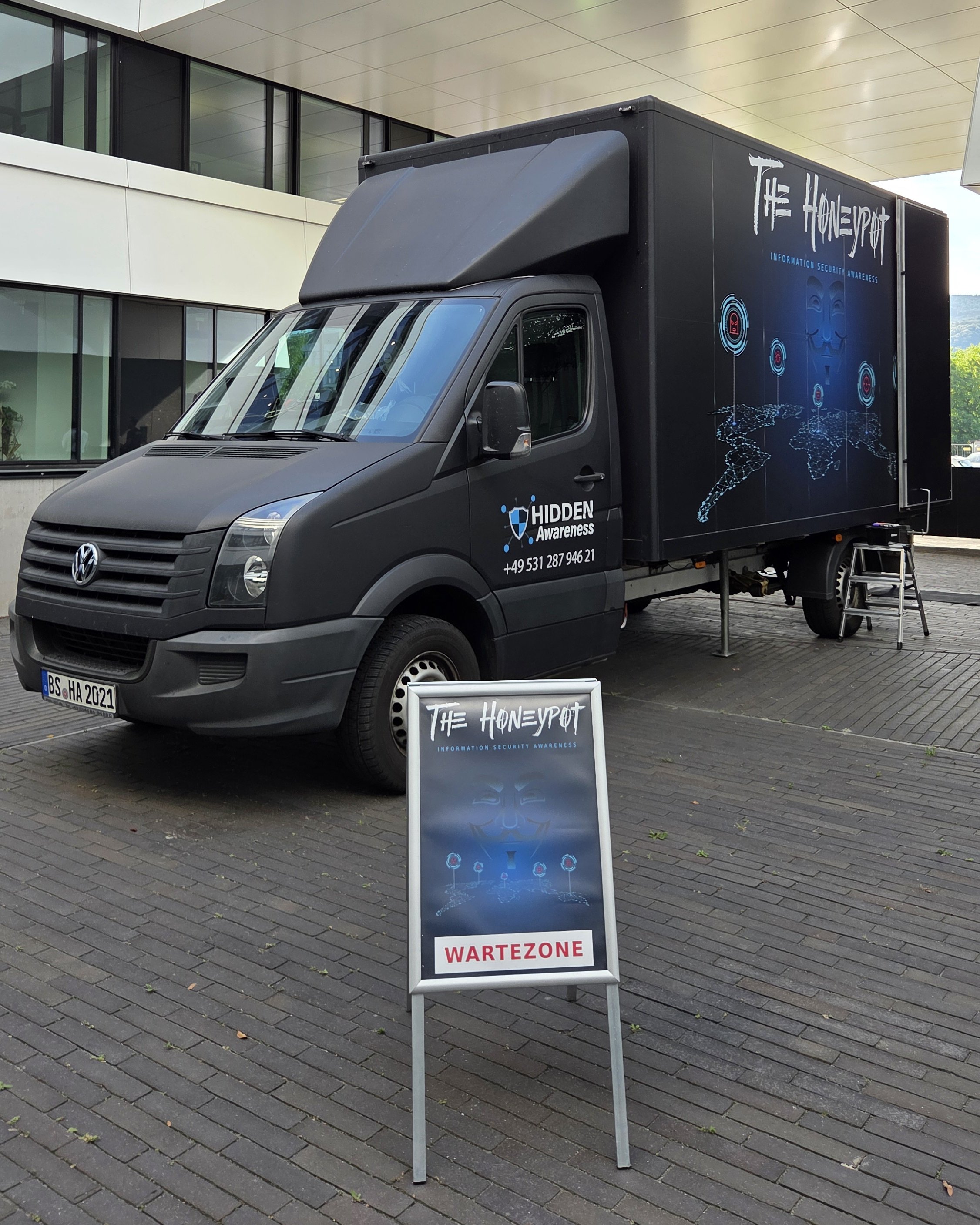 The Honeypot Escape Game Truck von HIDDEN Awareness vor einem modernen Firmengebäude in Heidelberg