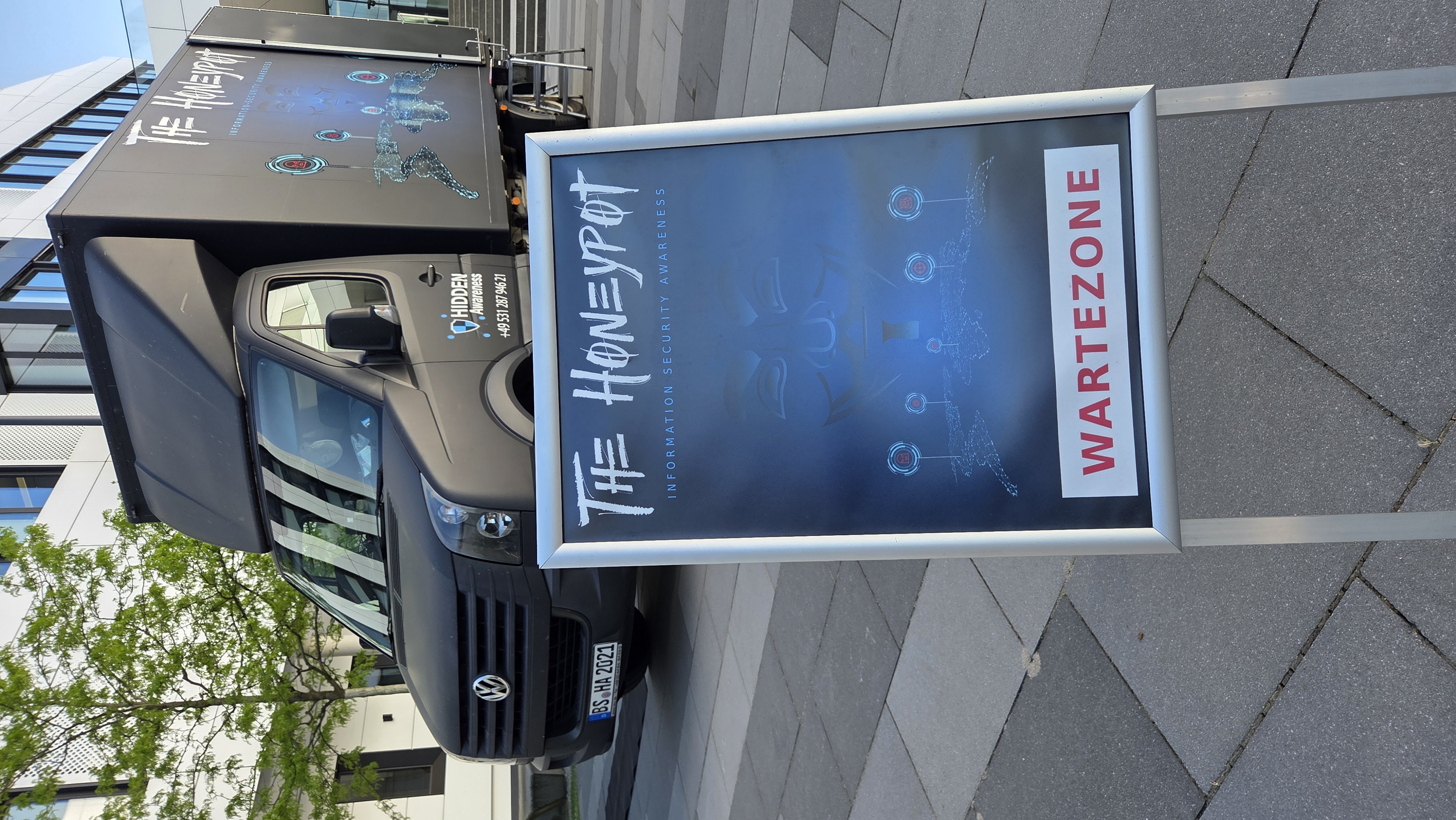 The Honeypot Escape Game Truck von HIDDEN Awareness im Umfeld eines IT-Dienstleisters in Karlsruhe