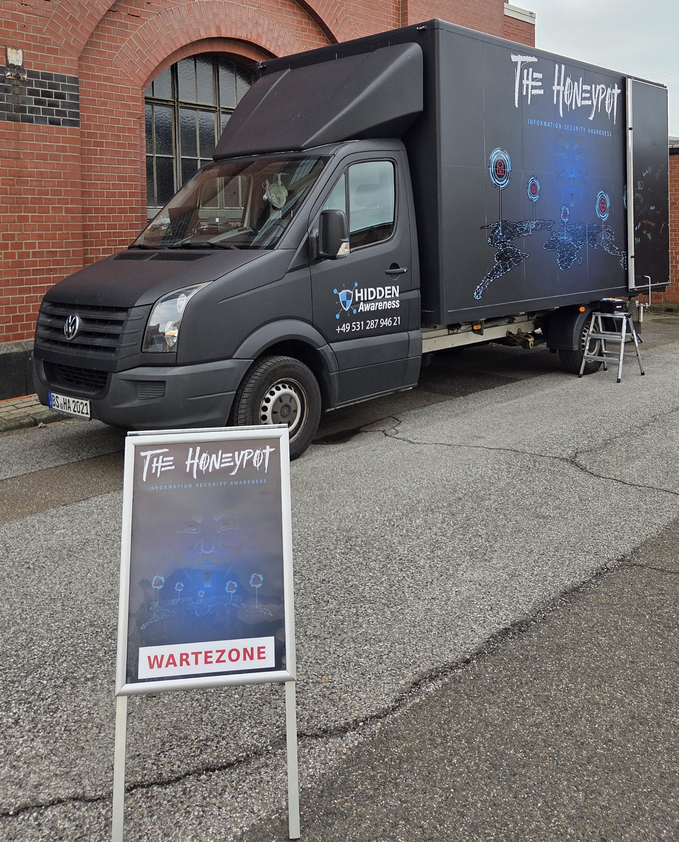 The Honeypot Escape Game Truck von HIDDEN Awareness an einem technischen Versorgungsstandort in Köln