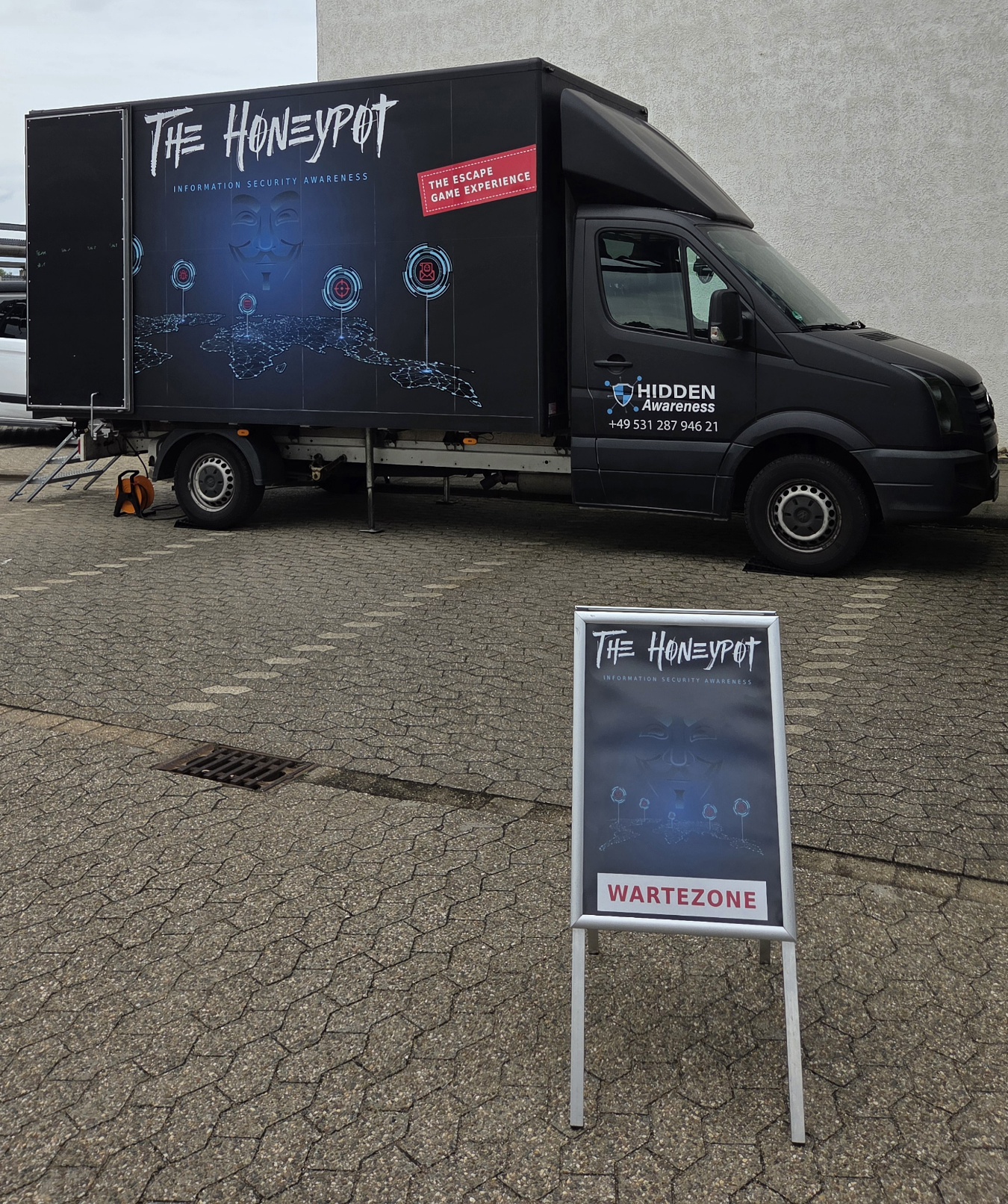 The Honeypot Escape Game Truck von HIDDEN Awareness an einem Standort der Energie- und Wärmeversorgung in Köln