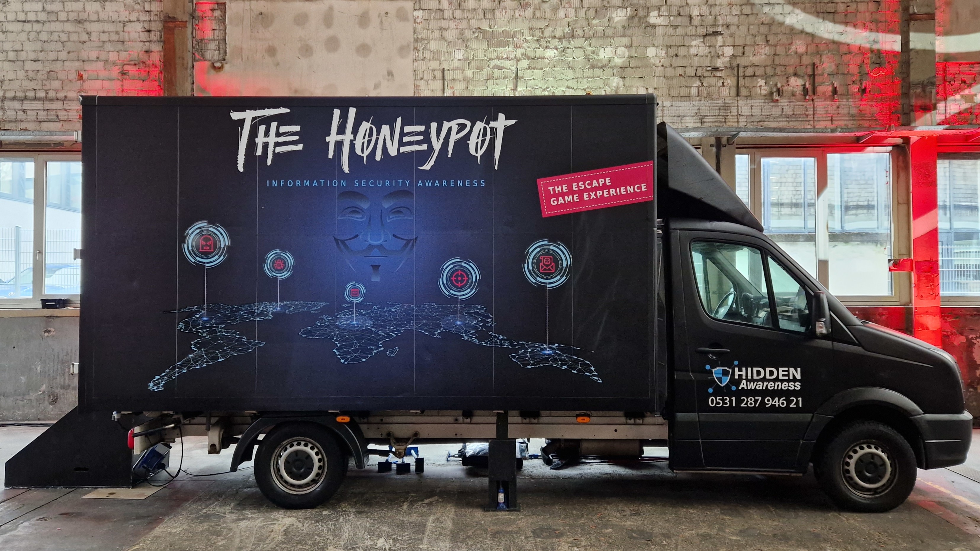 Escape Game Truck The Honeypot von HIDDEN Awareness in einer Veranstaltungshalle